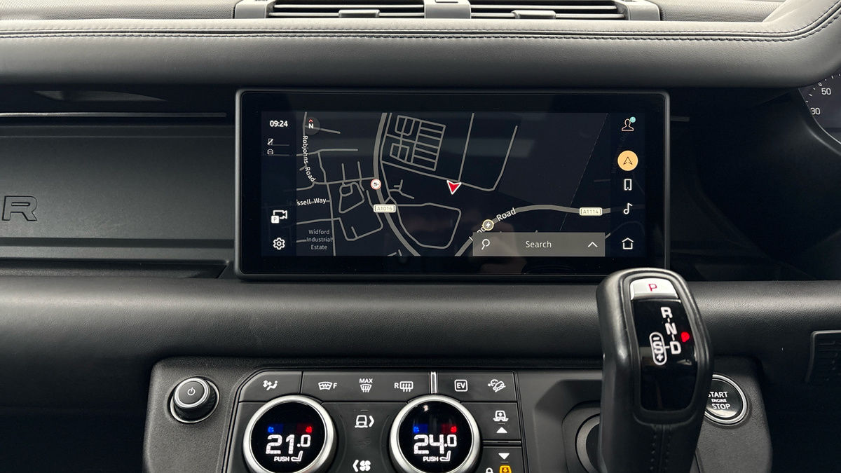 Land Rover Defender 110 Image 17