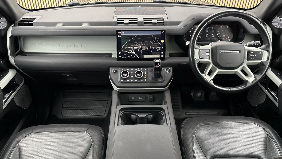 Land Rover Defender 130 Image 12
