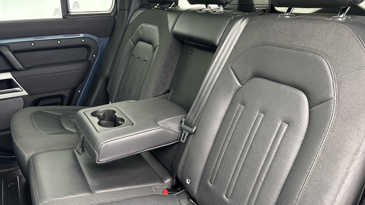 Land Rover Defender 110 Image 9