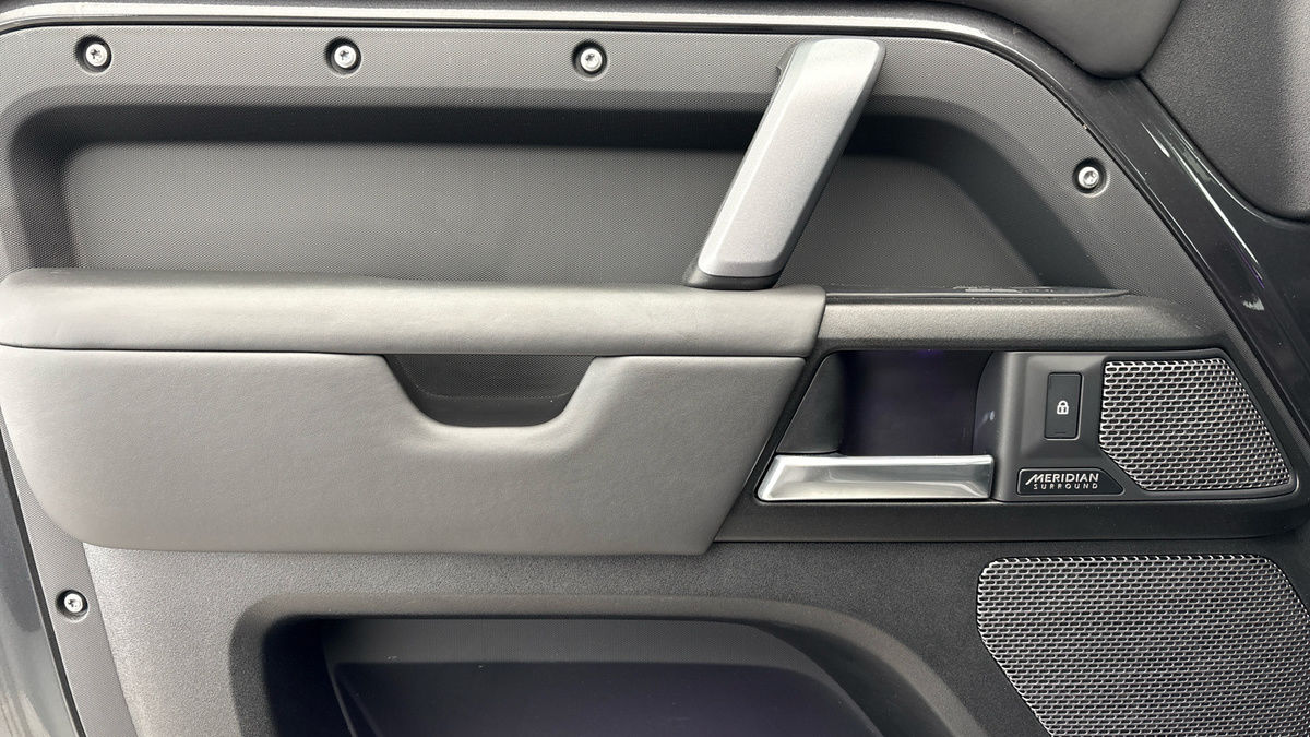 Land Rover Defender 110 Image 19
