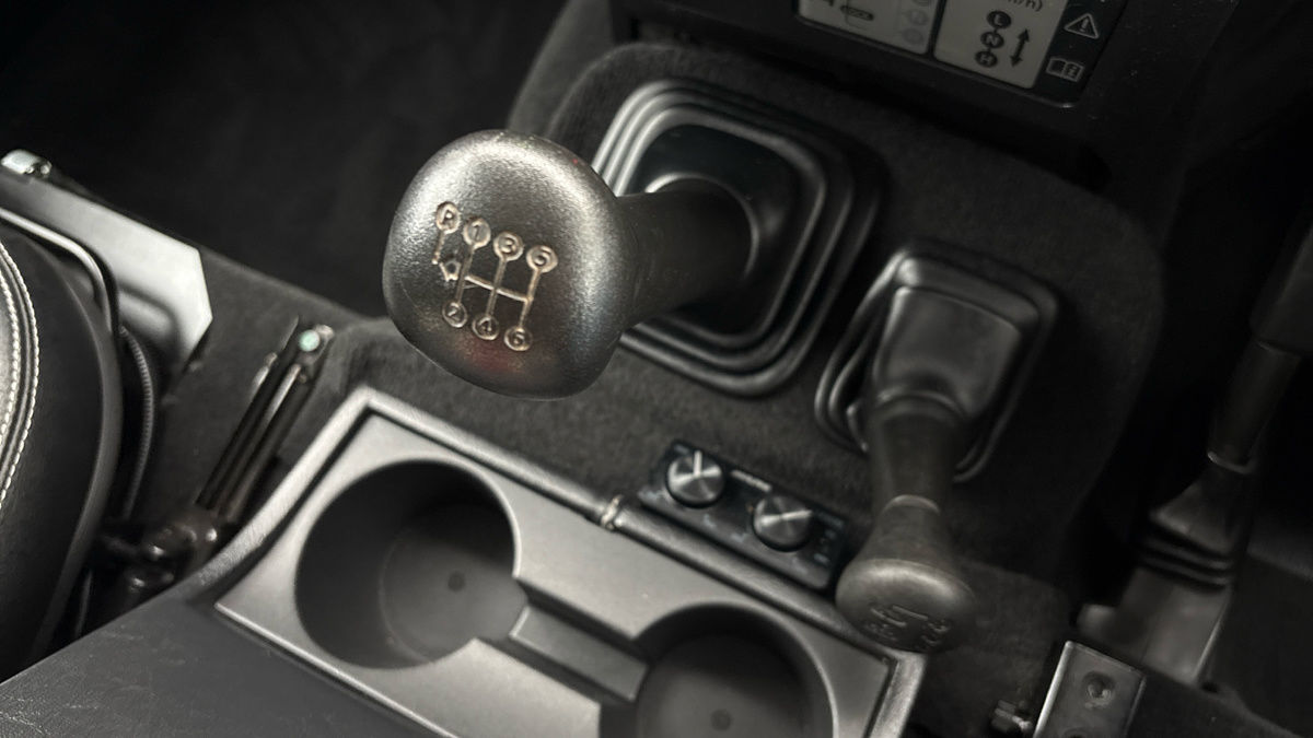 Land Rover Defender 90 Image 6