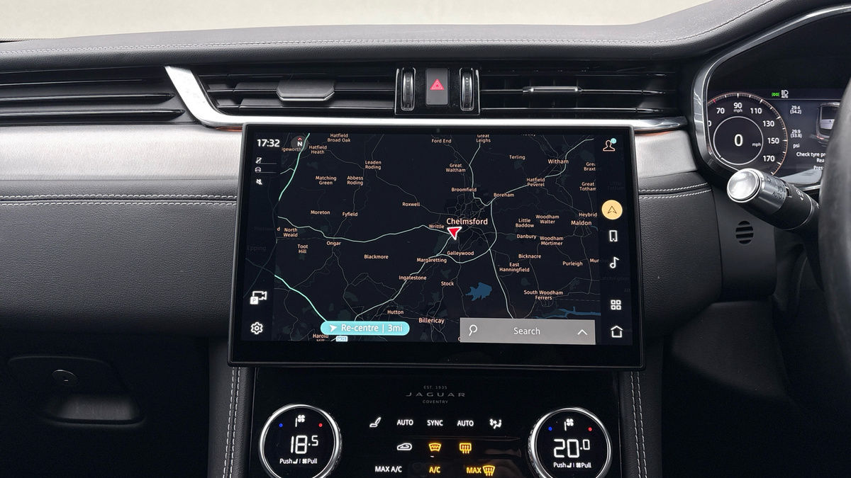 Jaguar F-PACE Image 17