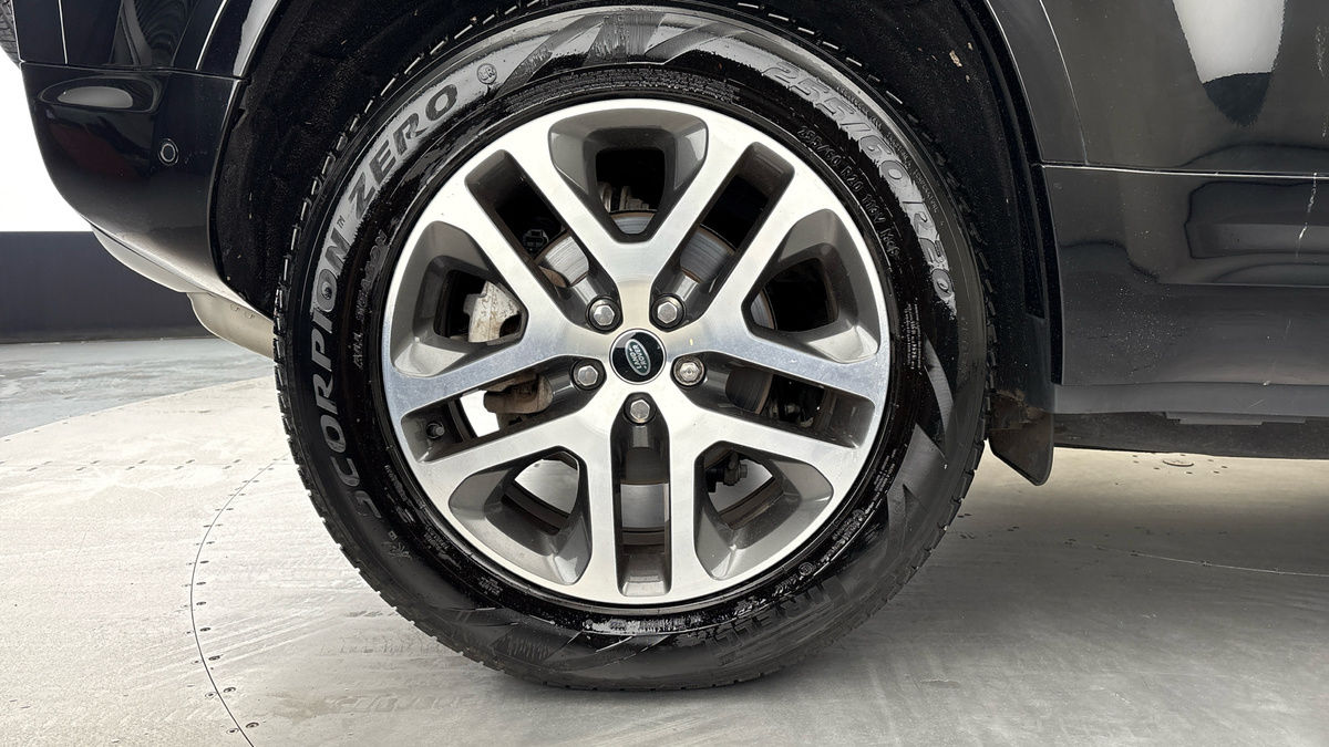 Land Rover Defender 110 Image 10