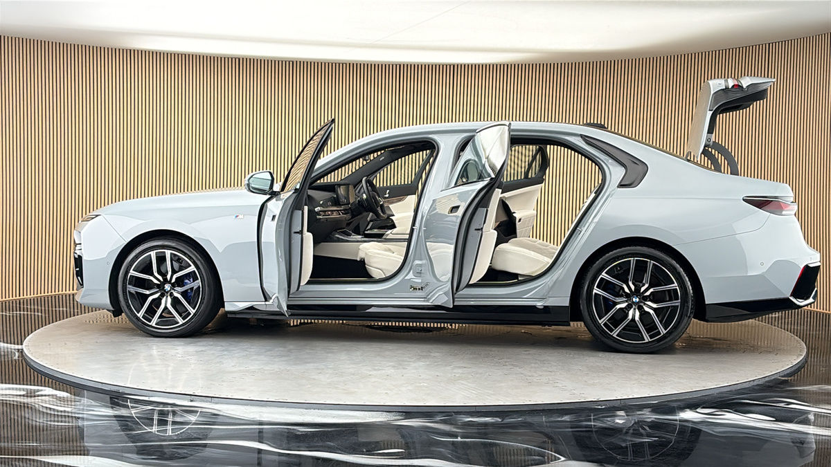 More views of BMW i7
