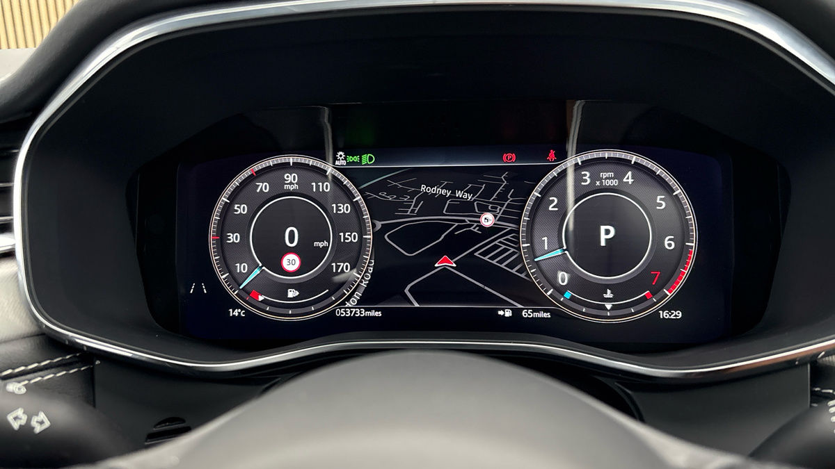 Jaguar F-PACE Image 37