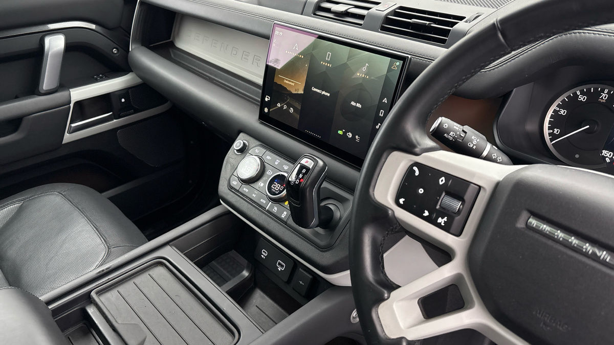 Land Rover Defender 110 Image 18
