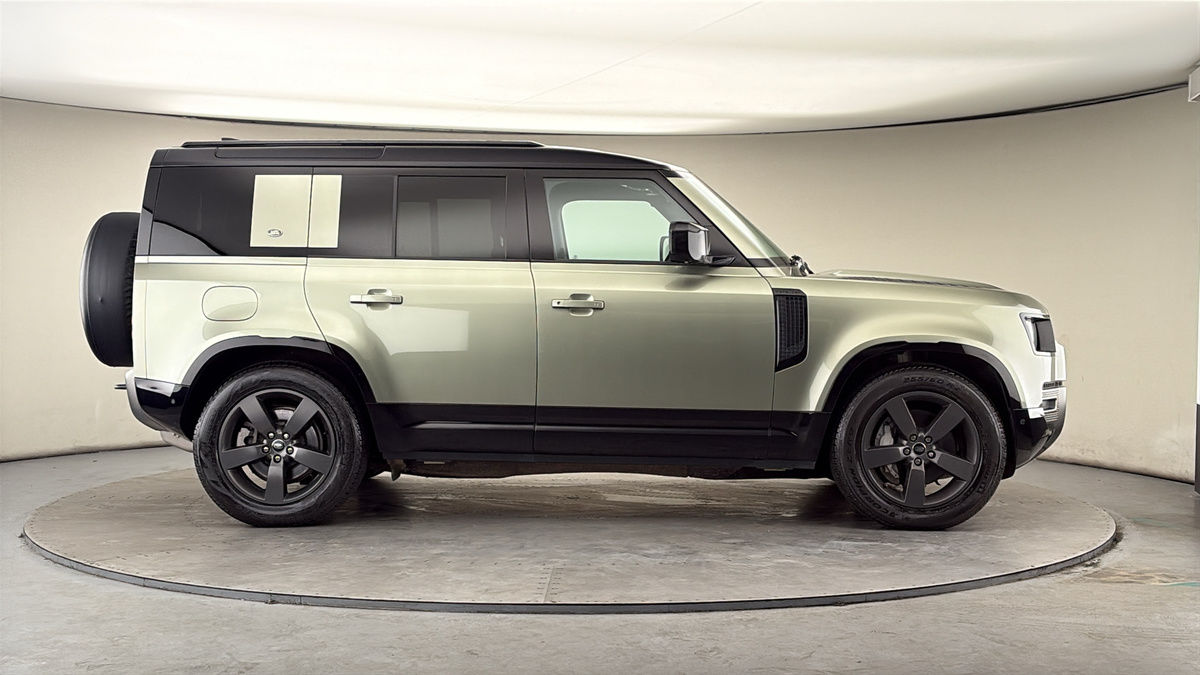 Land Rover Defender 110 Image 16