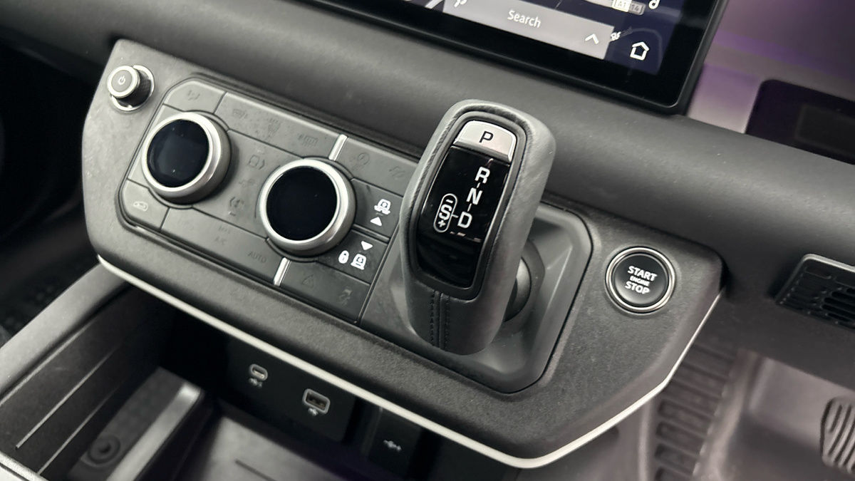 Land Rover Defender 90 Image 6