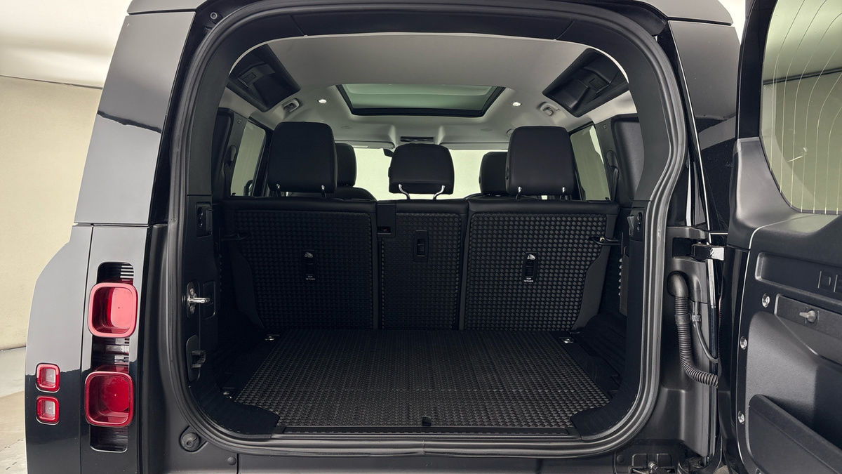 Land Rover Defender 110 Image 11