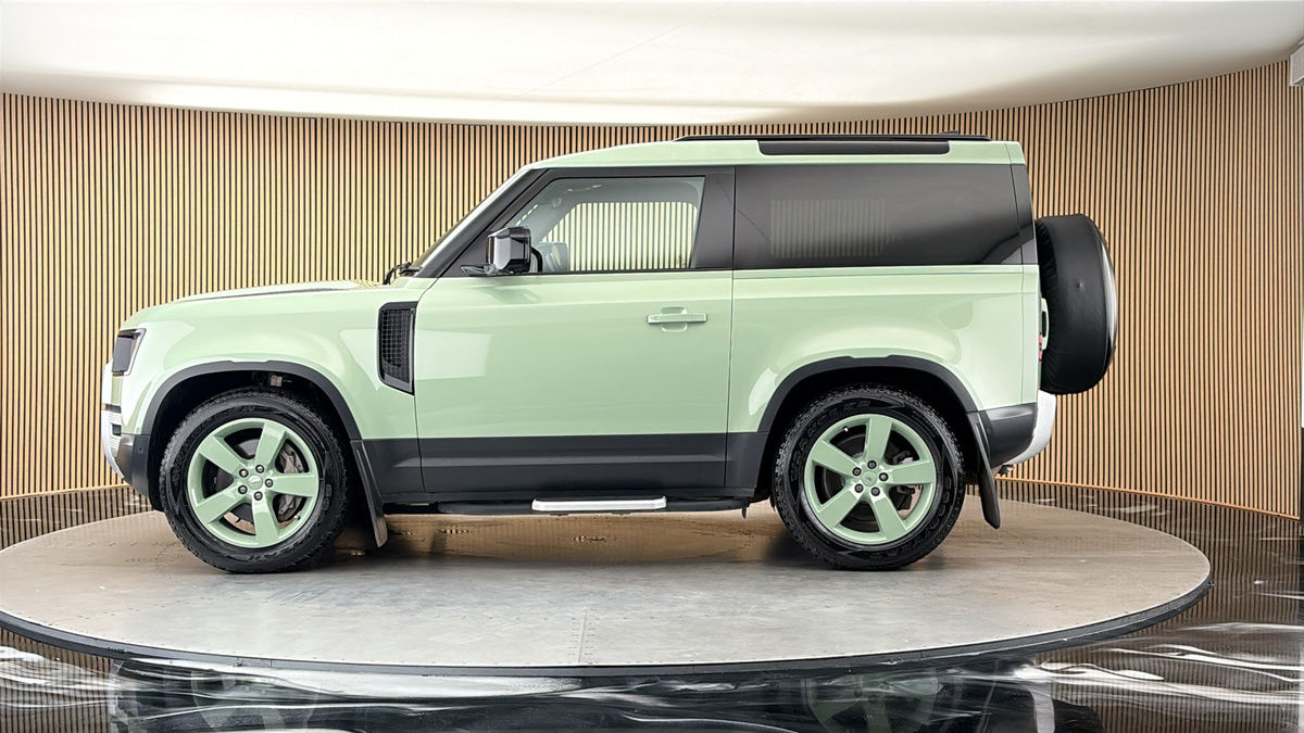 Land Rover Defender 90 Image 15