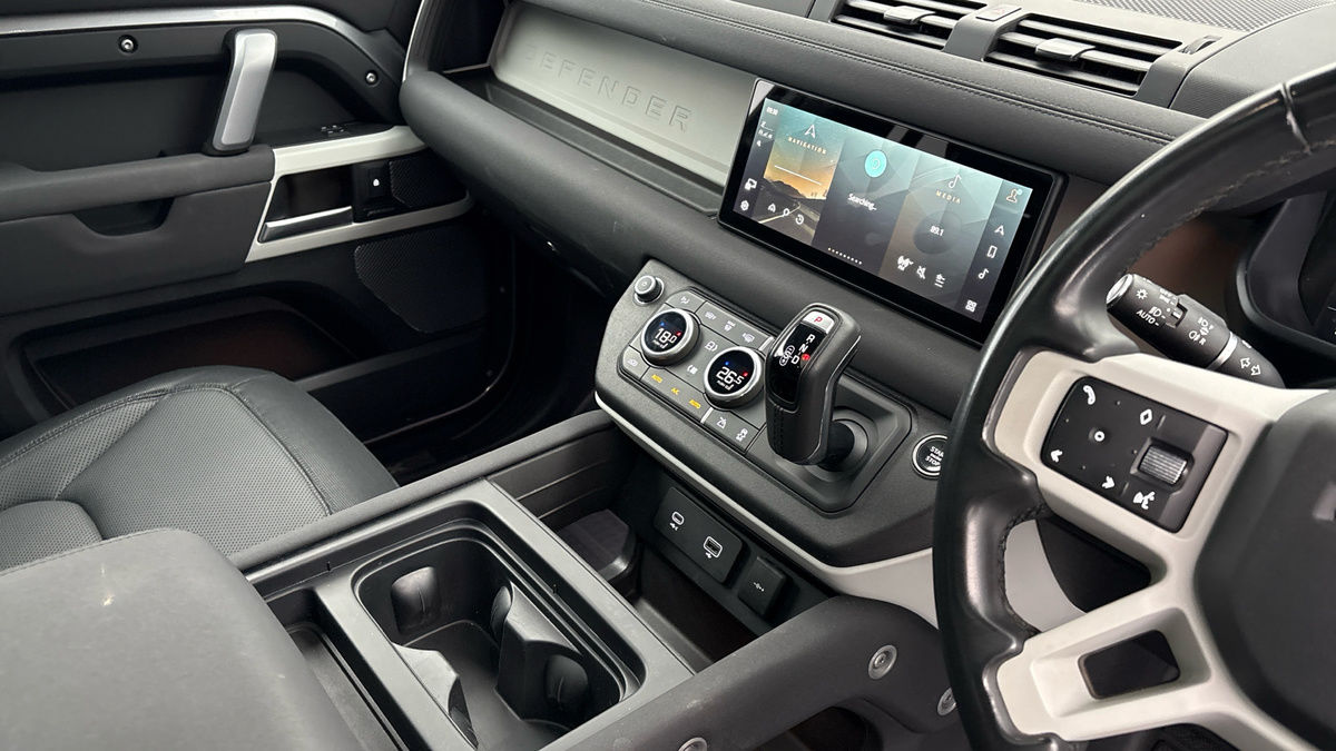 Land Rover Defender 110 Image 18