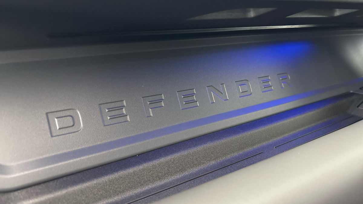 Land Rover Defender 110 Image 9