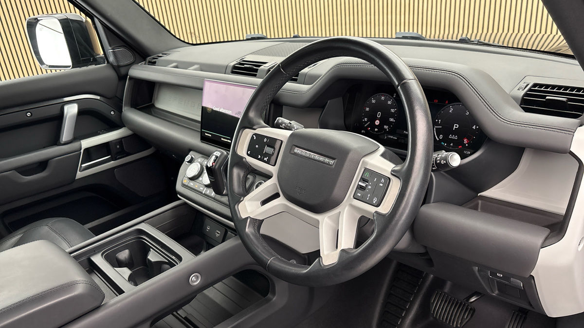 Land Rover Defender 110 Image 5