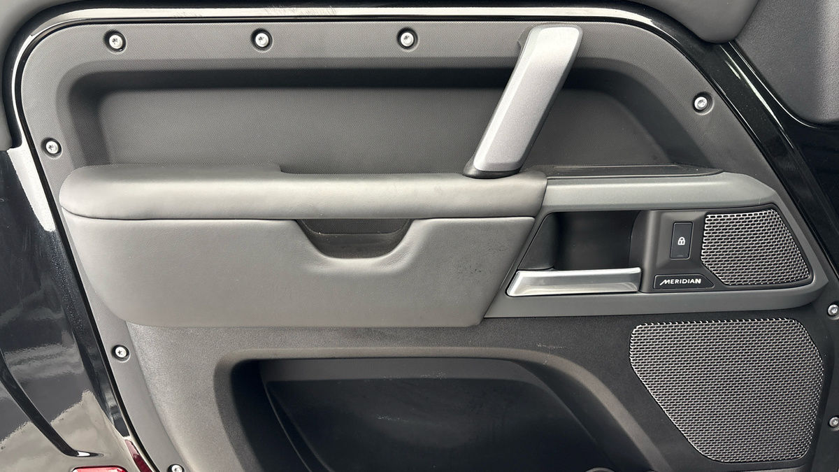 Land Rover Defender 90 Image 19