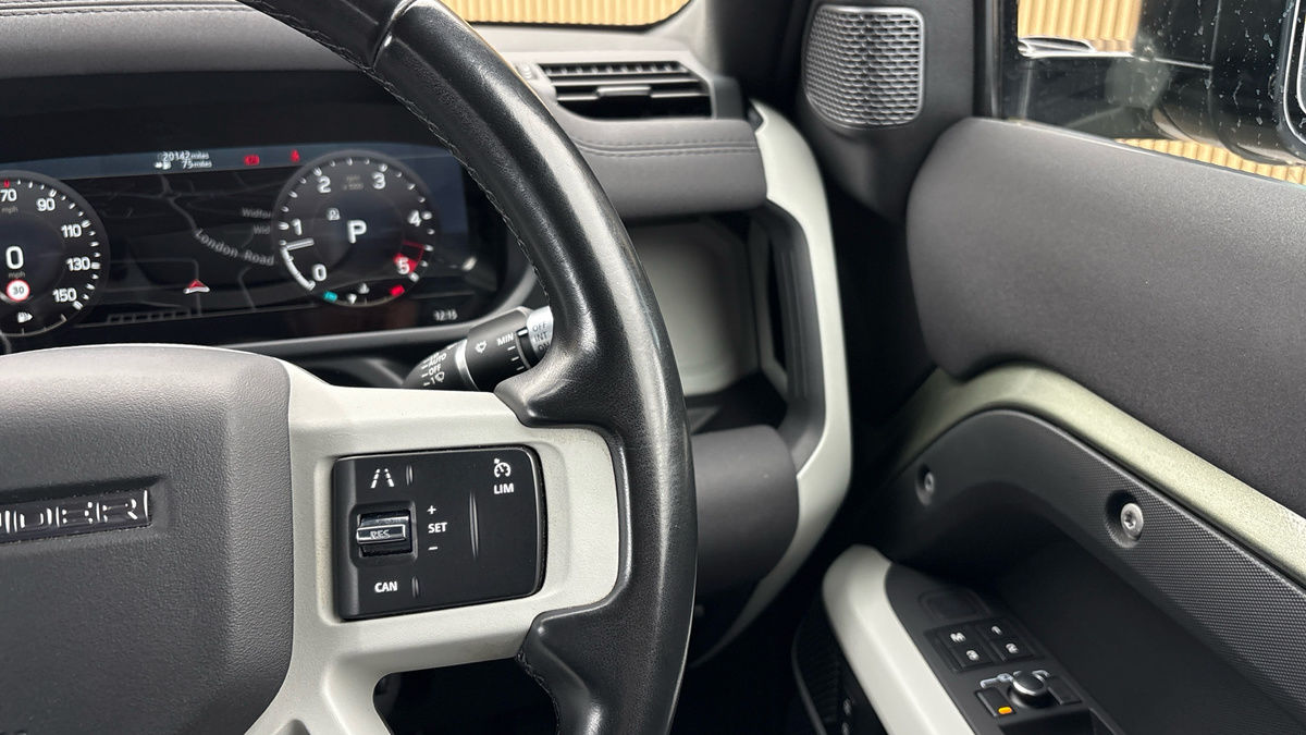 Land Rover Defender 110 Image 14