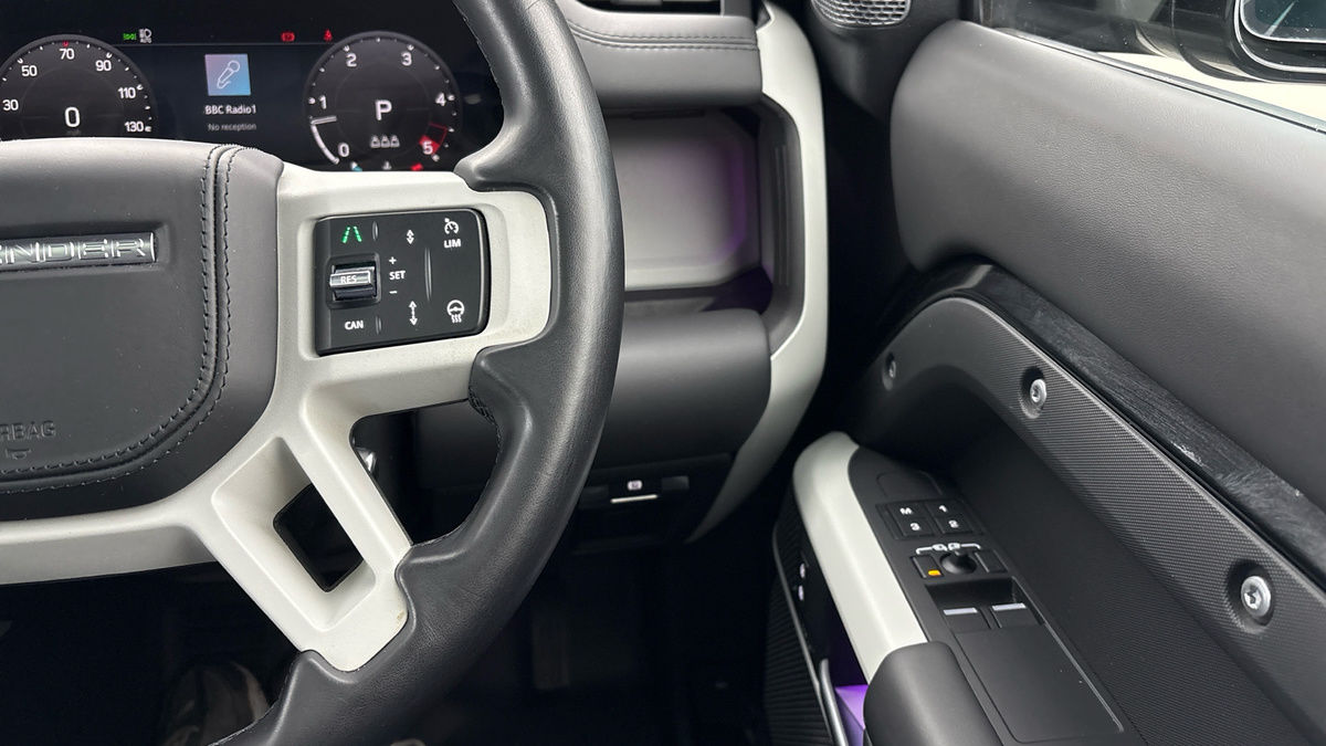 Land Rover Defender 90 Image 14