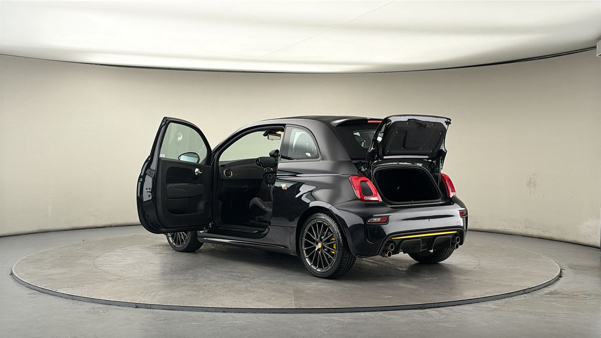 Abarth 695C Image 23