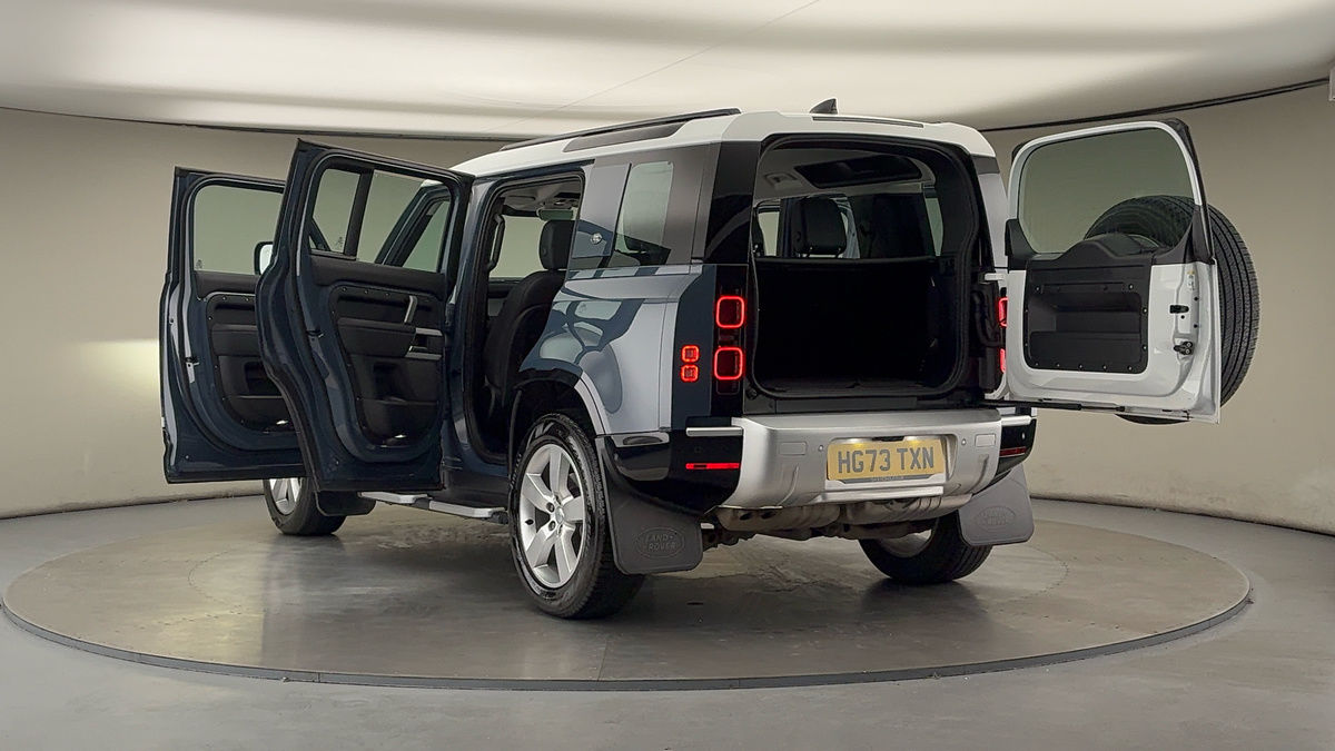 Land Rover Defender 110 Image 23