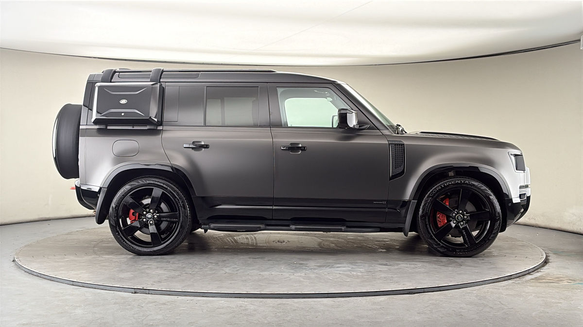 Land Rover Defender 110 Image 16