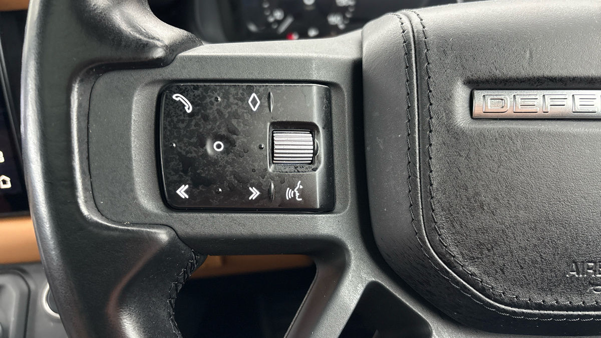 Land Rover Defender 110 Image 13