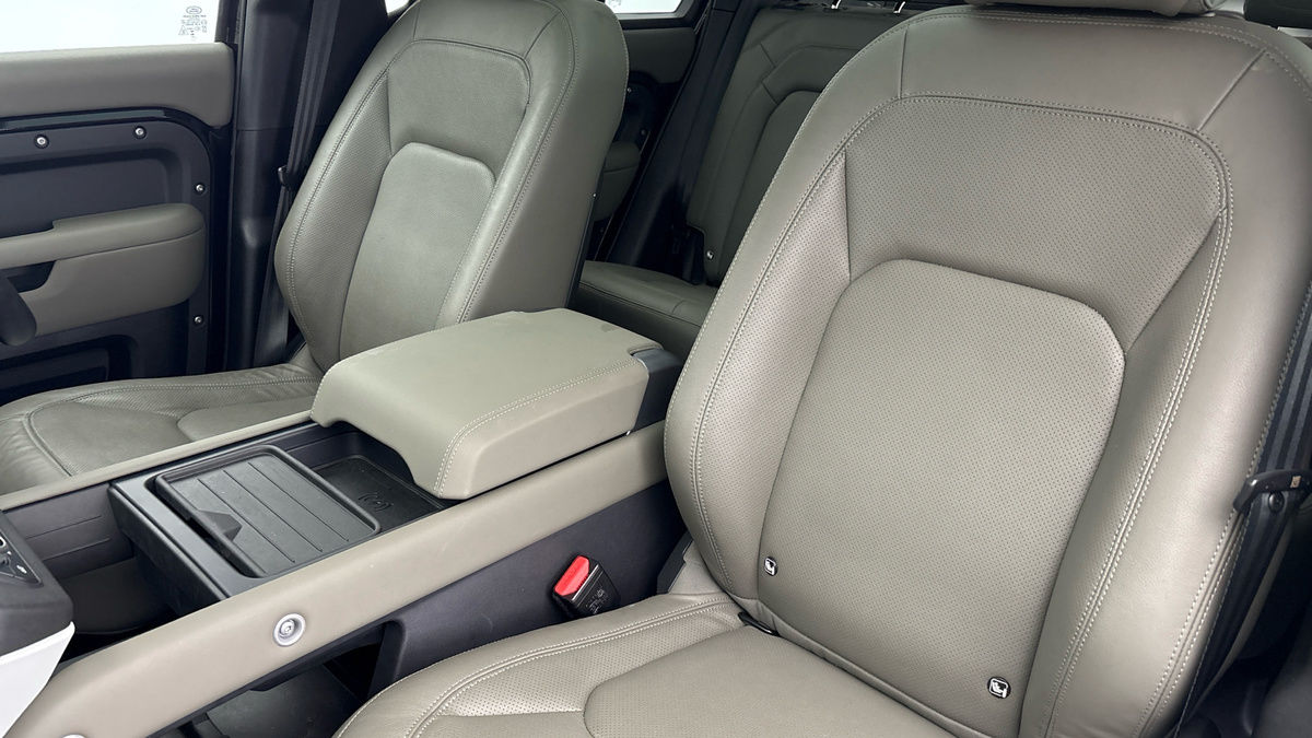 Land Rover Defender 110 Image 7