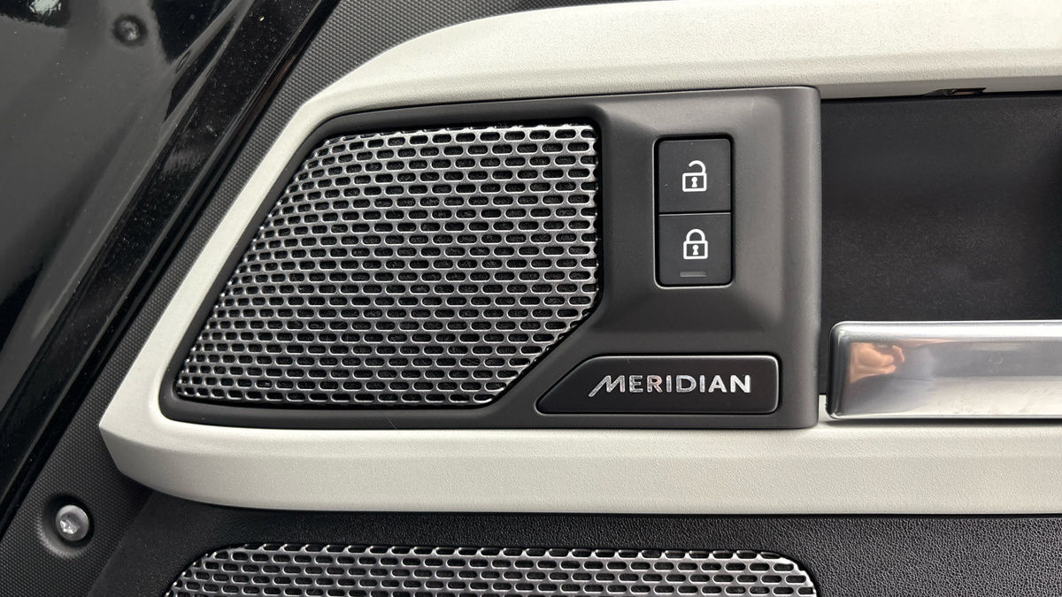 Land Rover Defender 110 Image 25