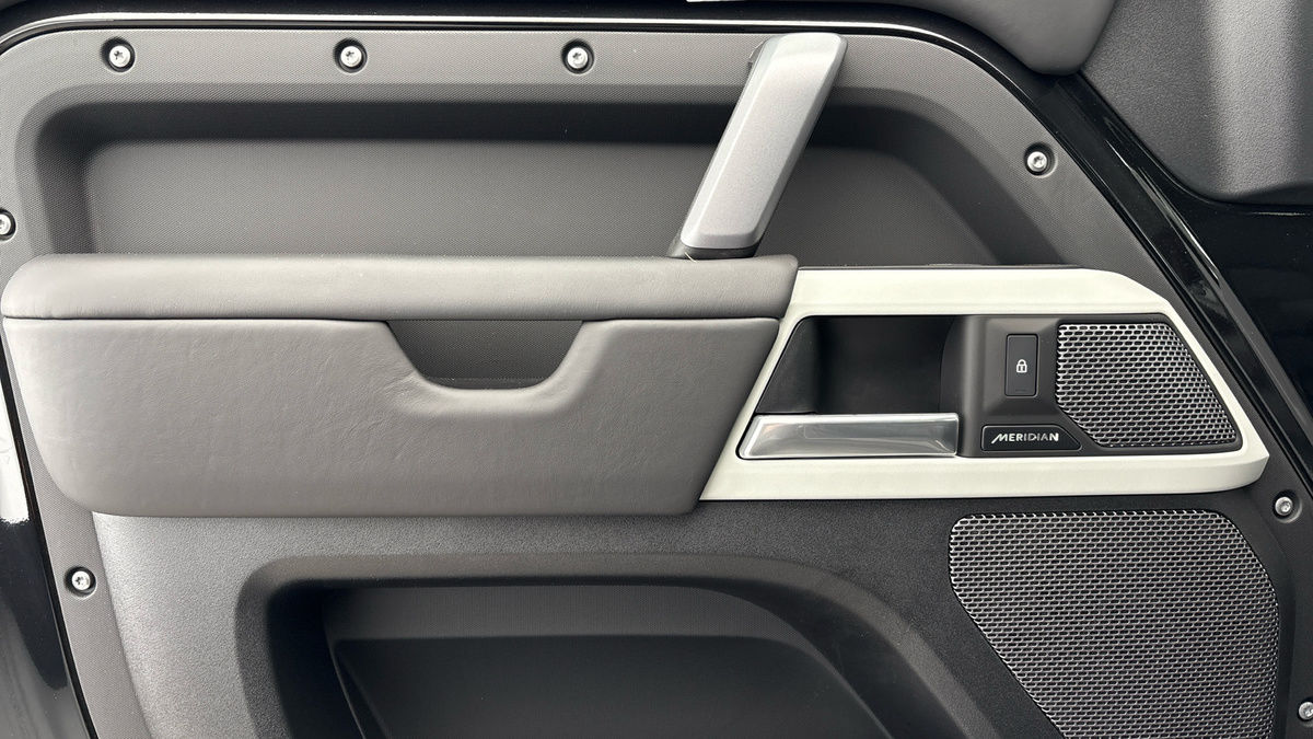 Land Rover Defender 110 Urban Image 19