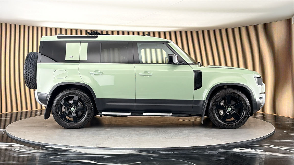 Land Rover Defender 110 Image 16