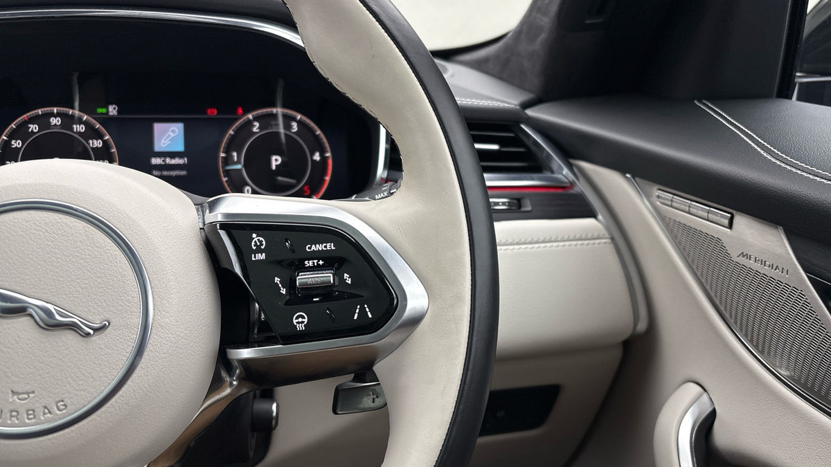 Jaguar F-PACE Image 14