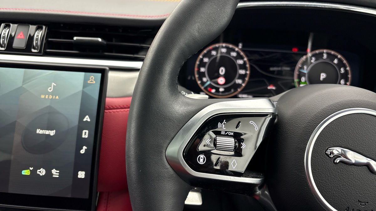 Jaguar F-PACE Image 13