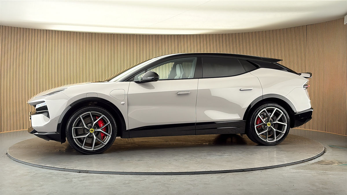 More views of Lotus Eletre