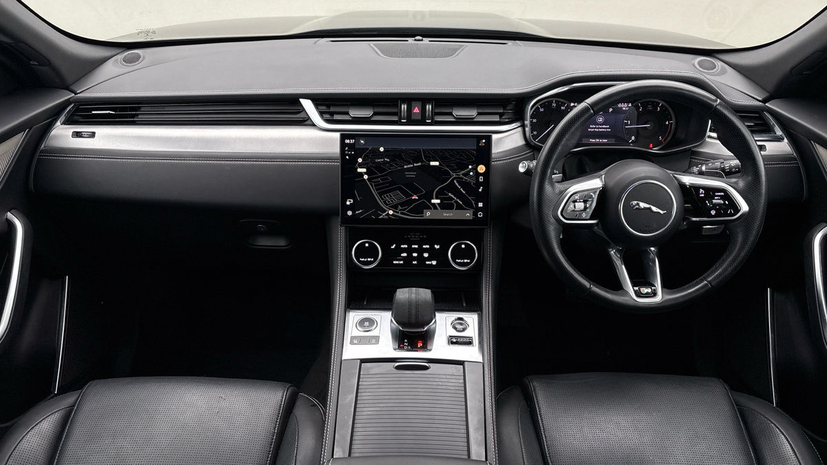 Jaguar F-PACE Image 12