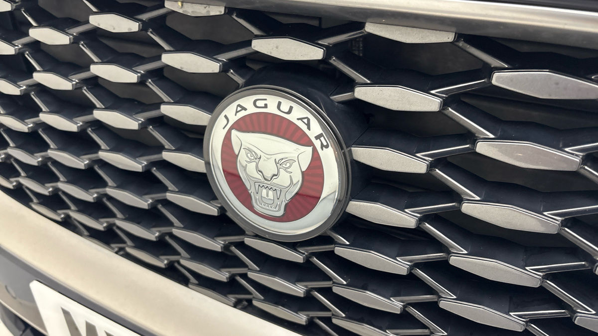 Jaguar E-PACE Image 24