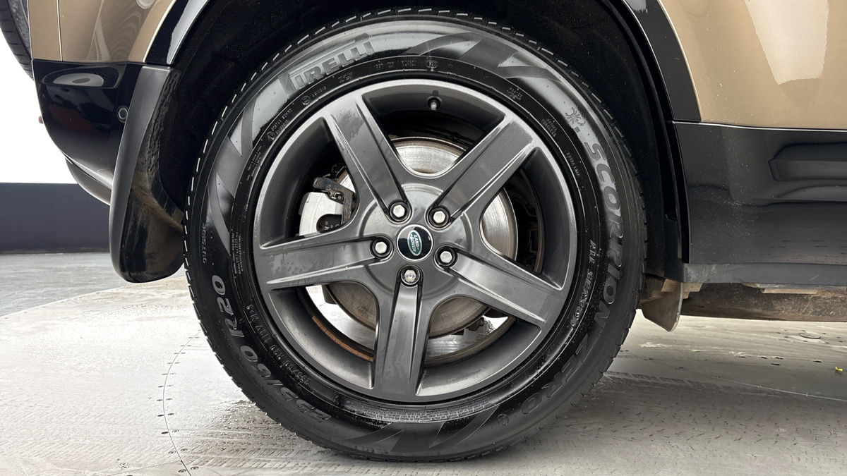 Land Rover Defender 110 Image 10