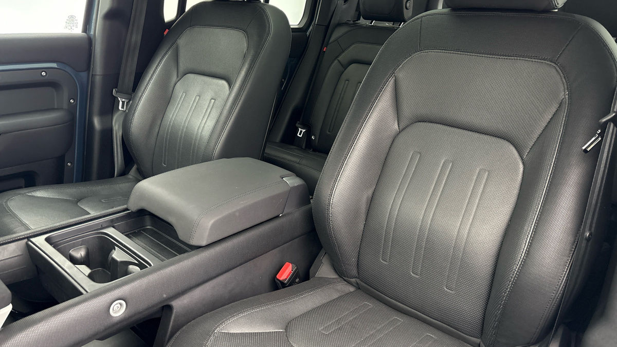 Land Rover Defender 110 Image 7