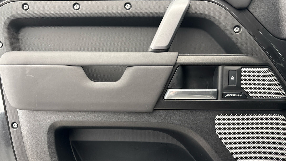 Land Rover Defender 130 Image 19