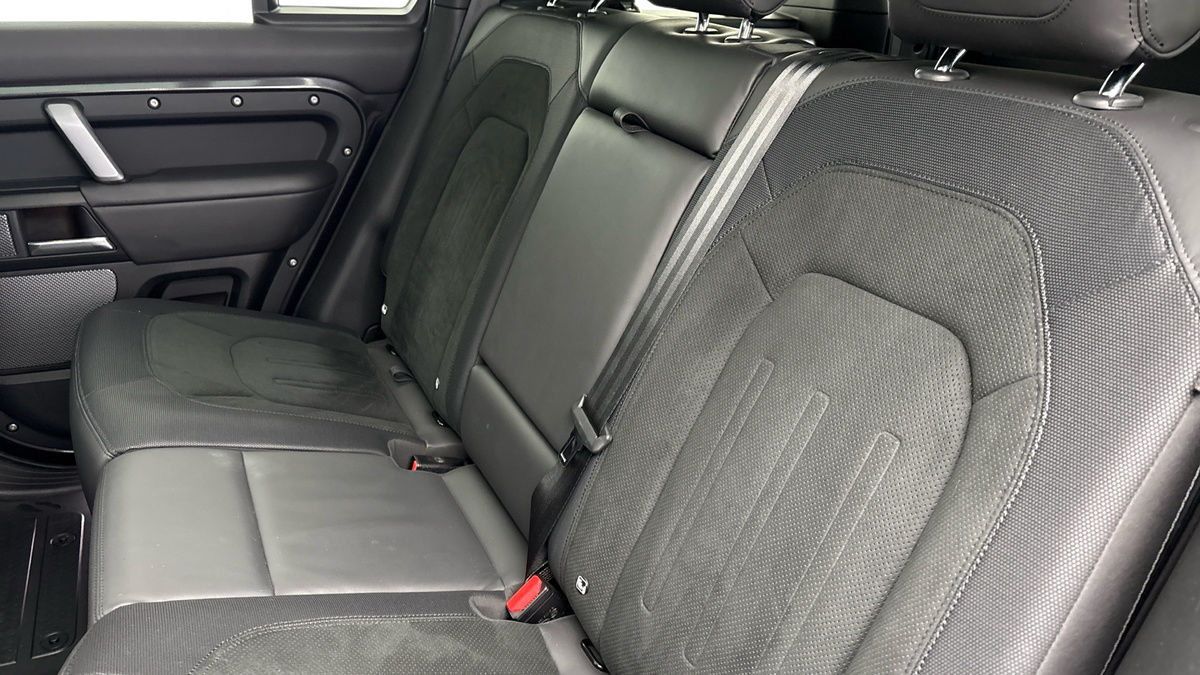 Land Rover Defender 110 Image 15