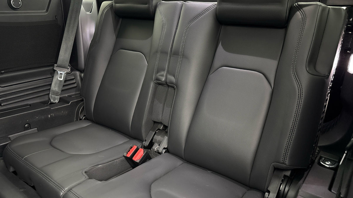 Land Rover Defender 110 Image 25