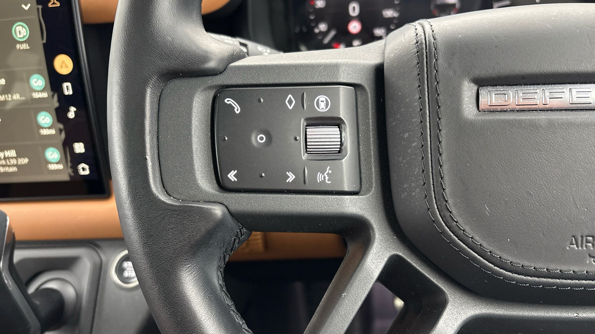 Land Rover Defender 110 Image 13