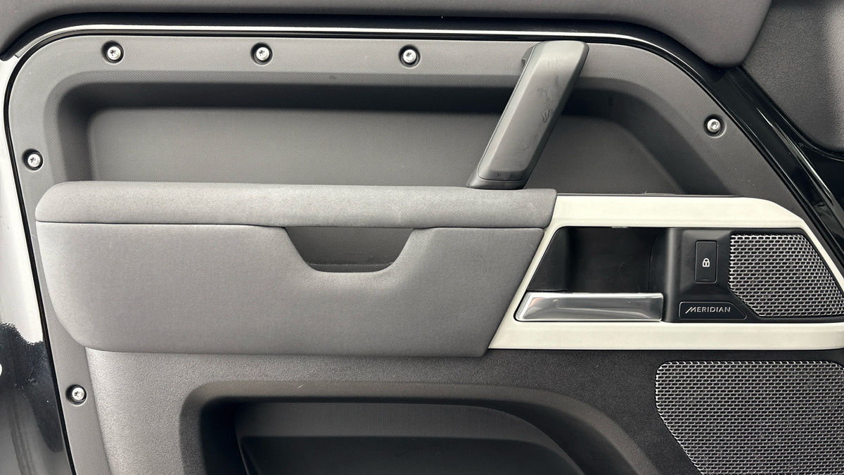 Land Rover Defender 110 Image 19