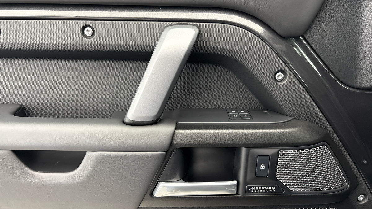 Land Rover Defender 110 Image 19