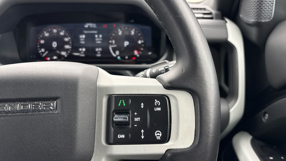 Land Rover Defender 110 Image 14