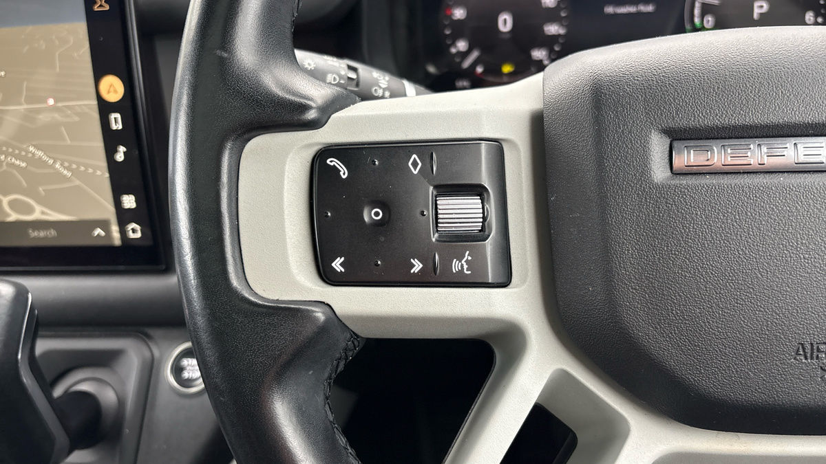 Land Rover Defender 110 Image 13