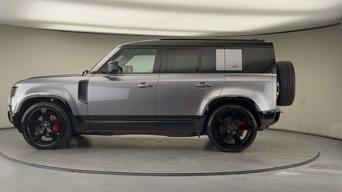 Land Rover Defender 110 Image 15