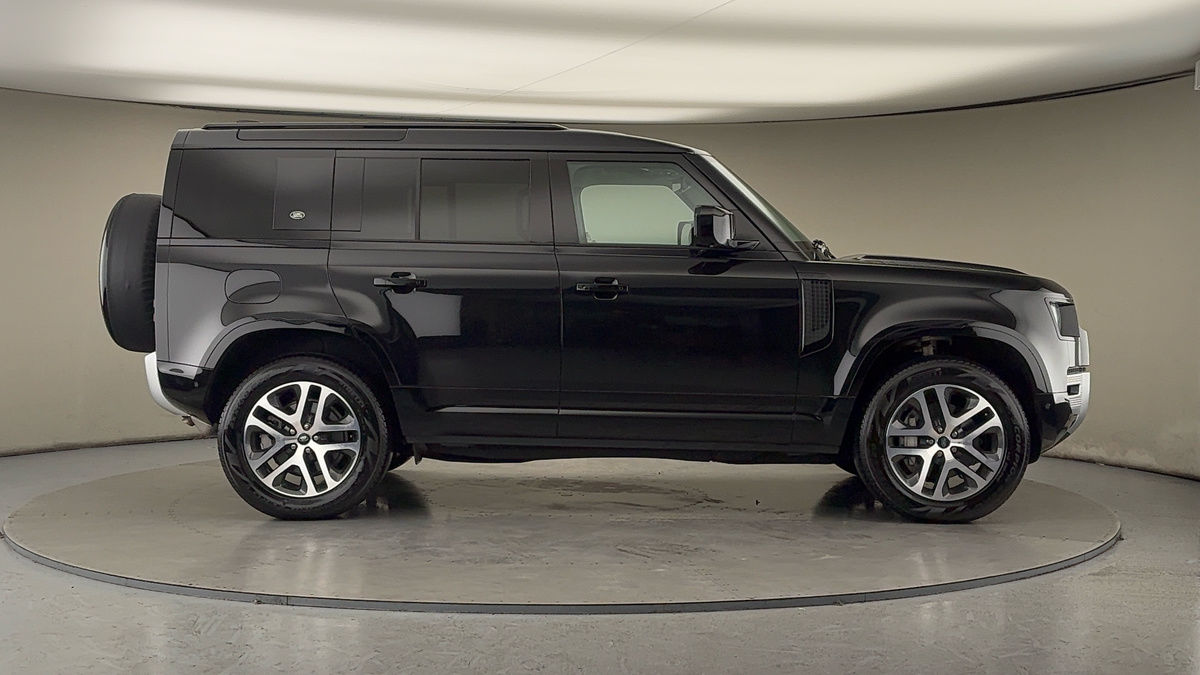 Land Rover Defender 110 Image 16