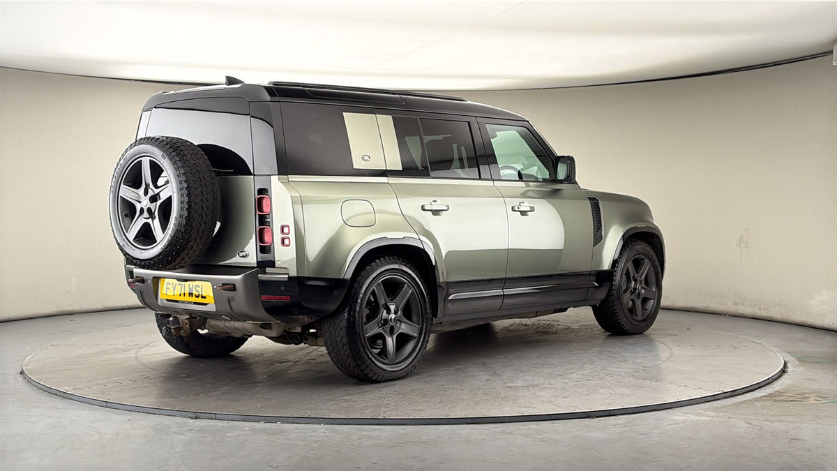 Land Rover Defender 110 Image 21