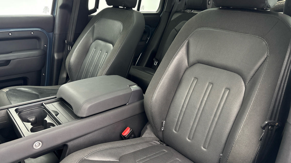 Land Rover Defender 110 Image 7