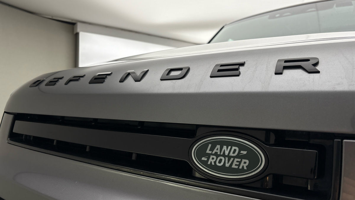 Land Rover Defender 110 Image 24