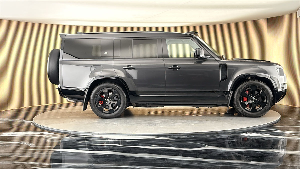 Land Rover Defender 130 Image 16