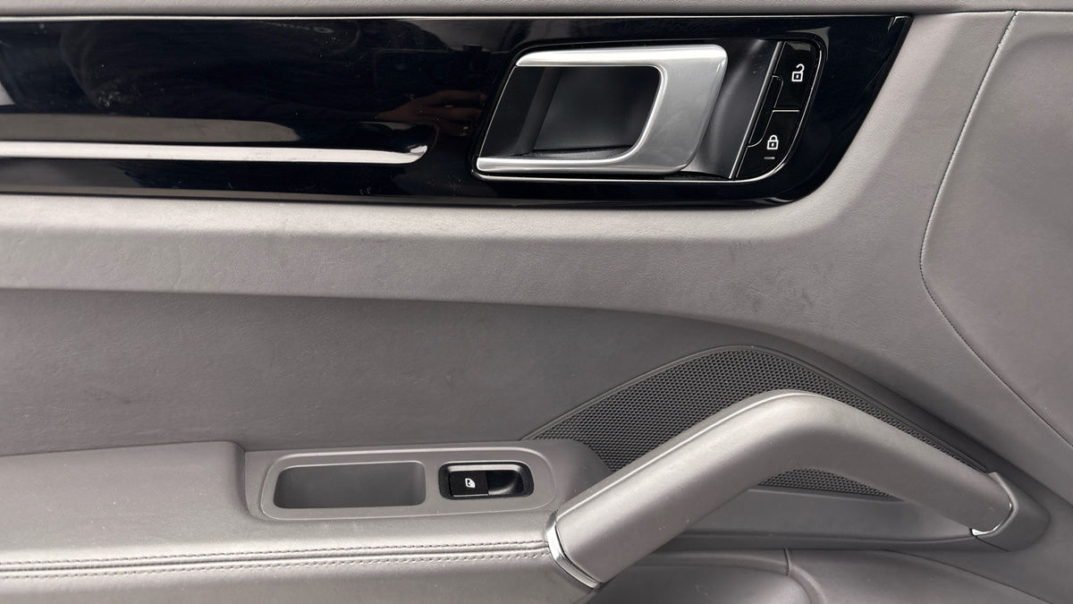 Porsche Cayenne Image 19